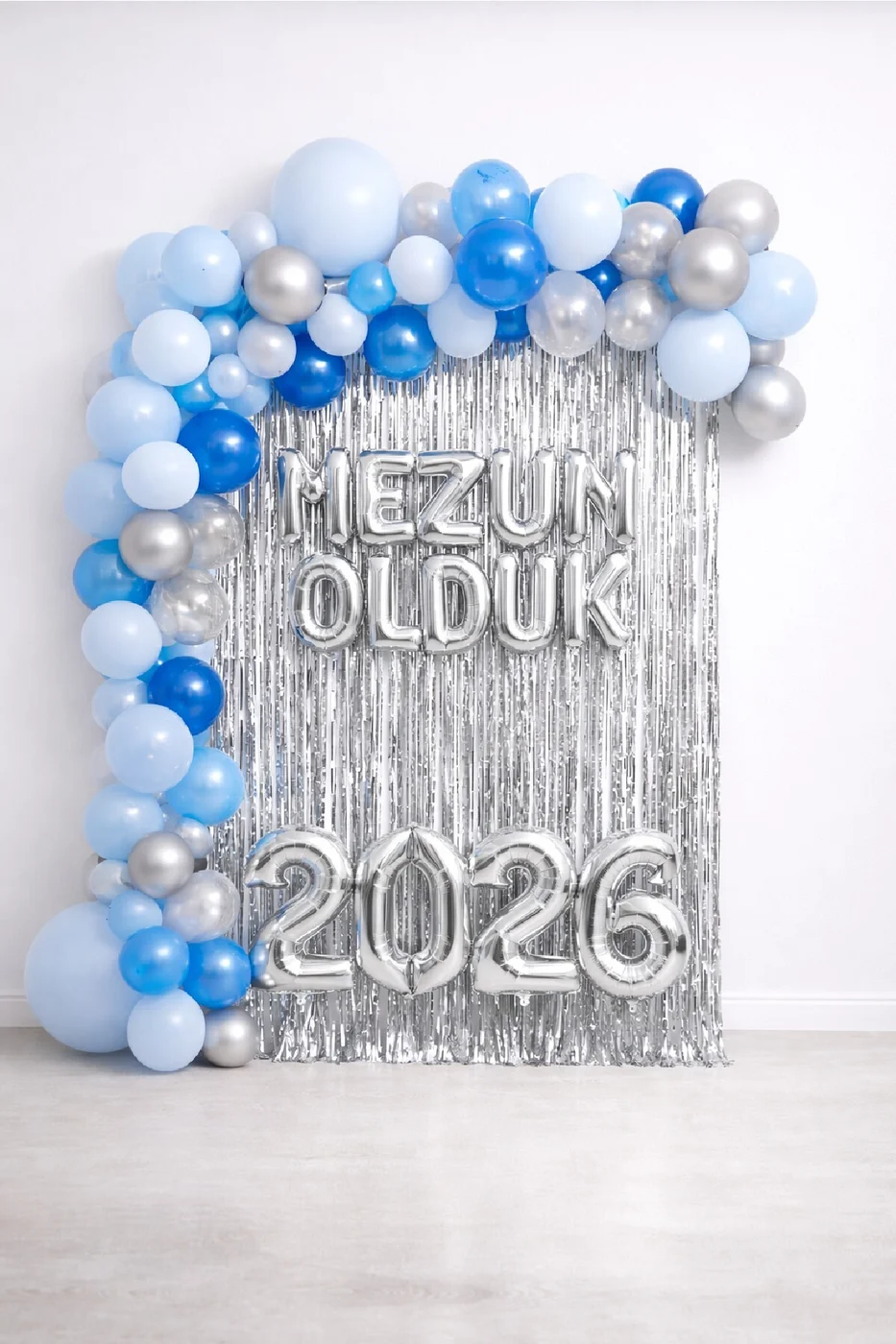 Premium Mavi Gümüş Mezuniyet Parti Seti 2026 Mezun Olduk Arka Fonlu Balon Zincirli Konsept