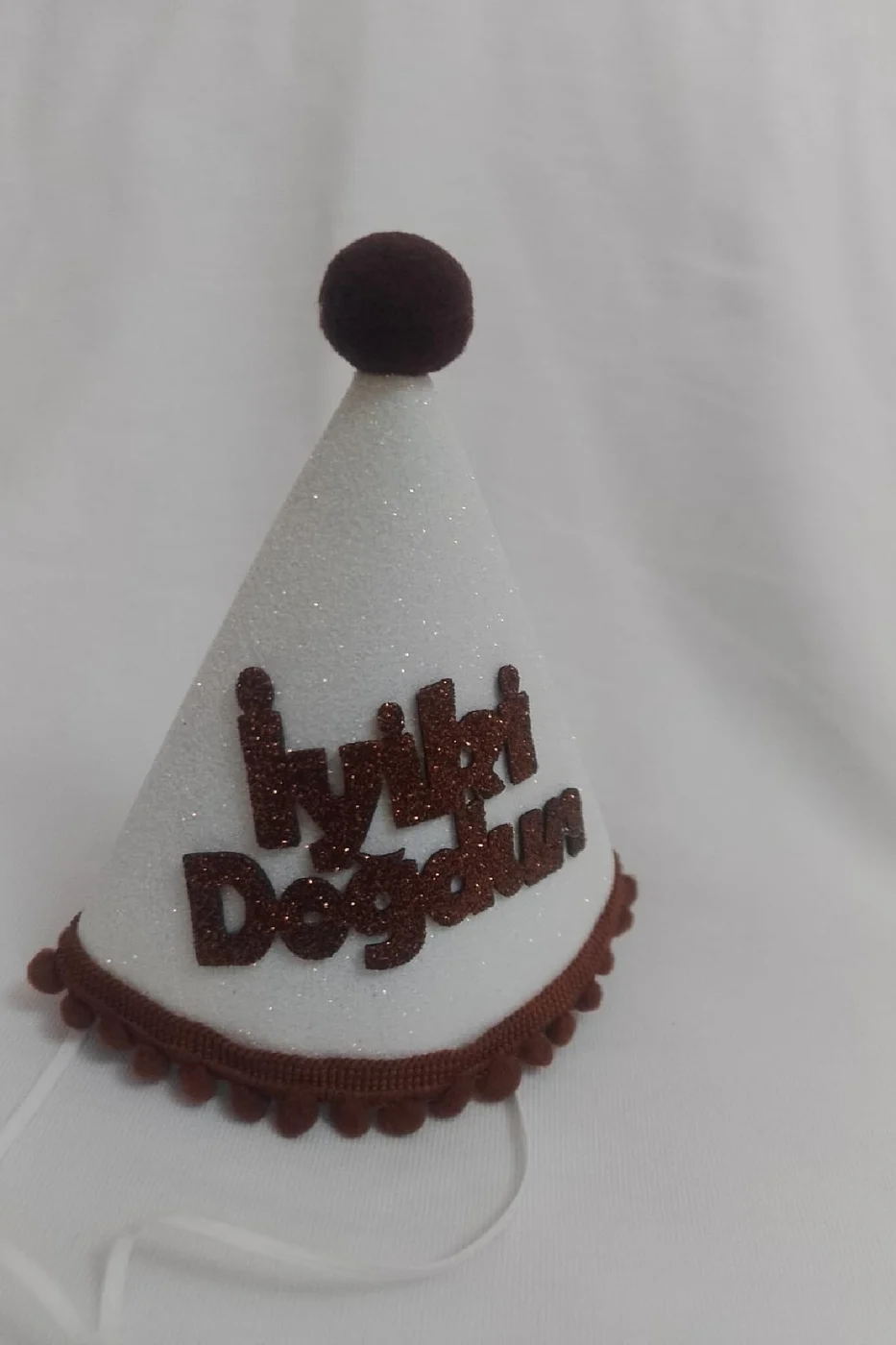 Kukuleta İyiki Doğdun Beyaz Üzeri Kahve Yazılı Doğum Günü Şapkası Mini Boy 13*13CM gorsel 2